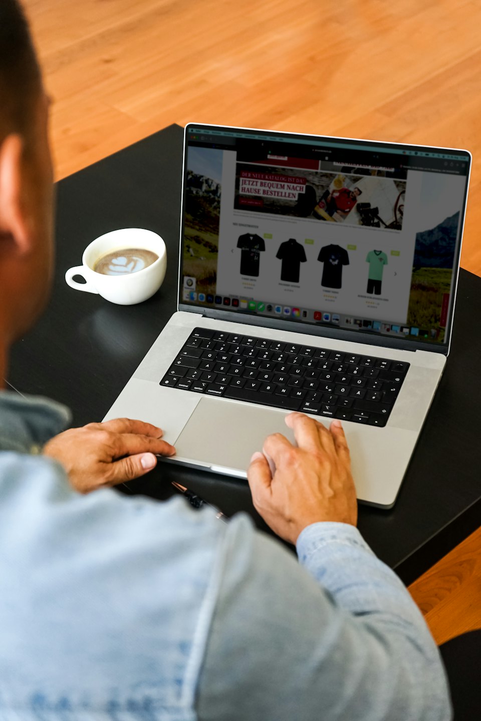 Persona che fa acquisti di abbigliamento online su un laptop.
