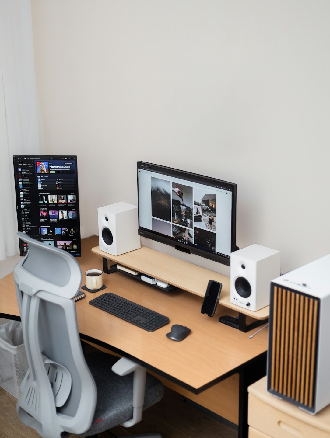 Scrivania da ufficio domestico ordinata con doppio monitor e moderne attrezzature informatiche.