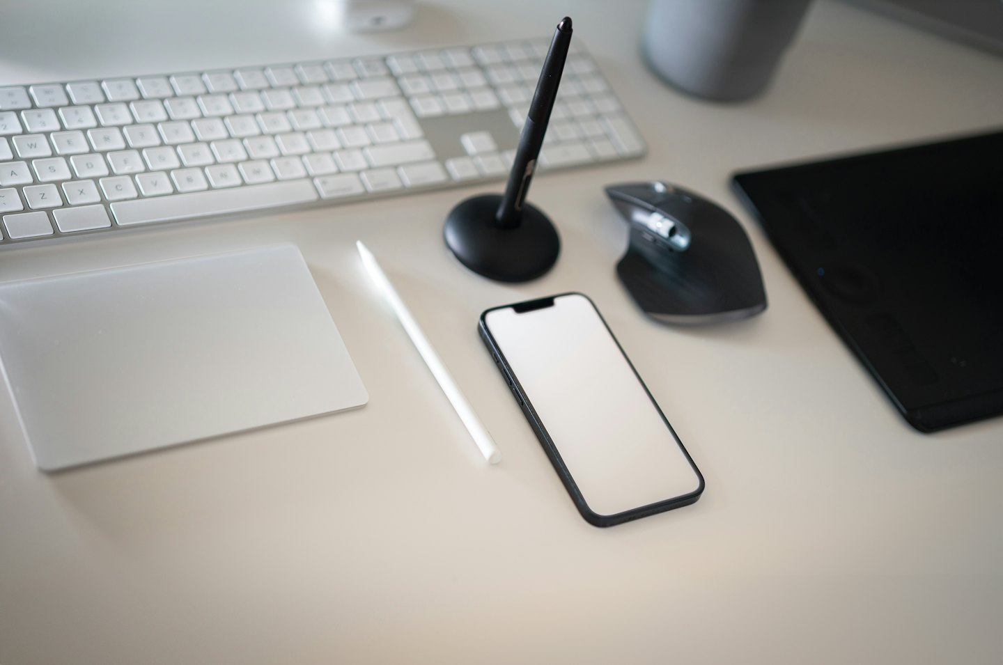 Dispositivi tecnologici disposti su una scrivania chiara.
